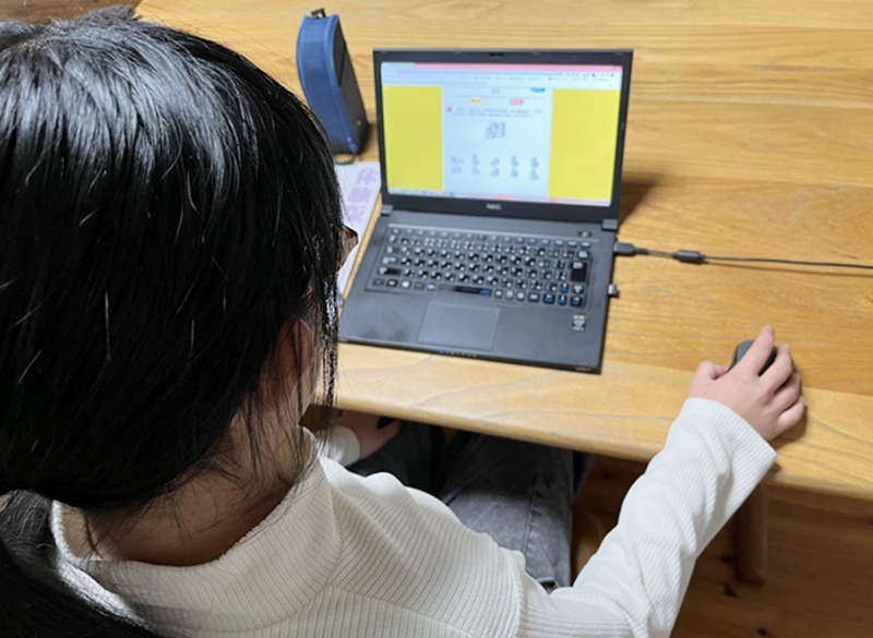 子供が図形の極みの問題を解いている様子